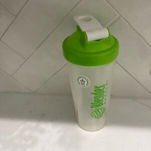 BlenderBottle Classic Shaker Bottle in Green like new